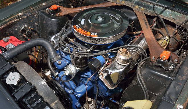 Pod pokrovom mustanga se skriva 6,4-litrski motor V8, ki  proizvede najmanj 300 konjskih moči pri 4.800 vrtljajih na minuto.  FOTO: Mecum Auctions
