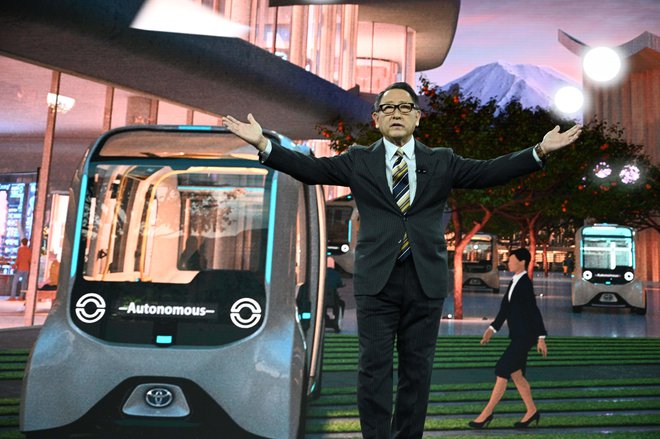 Toyotin predsednik in izvršni direktor Akio Toyoda je razkril načrt gradnje prototipa mesta prihodnosti, ki ga je opisal tudi kot živi laboratorij, v katerem naj bi bivalo in prihodnjo mobilnost razvijalo 2000 ljudi. FOTO: AFP