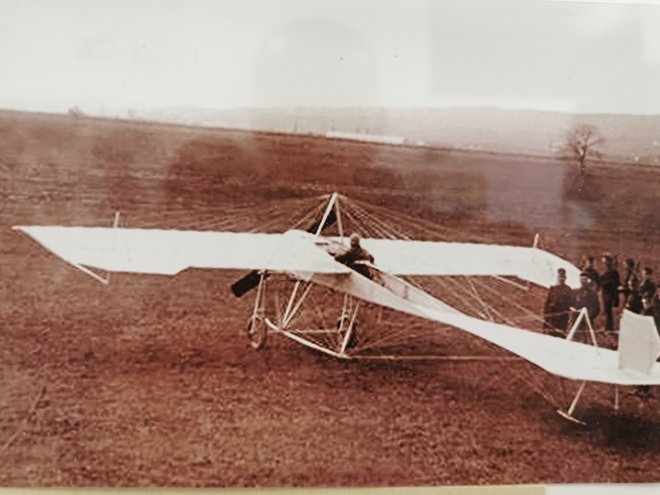 Prvi vzlet Edvarda Rusjana z letalom Merćep-Rusjan v Črnomercu pri Zagrebu, 13. novembra leta 1910, je bil uspešen. S tem letalom je mesec dni kasneje strmoglavil v Beogradu. Foto Arhiv vojaškega letališča Cerklje