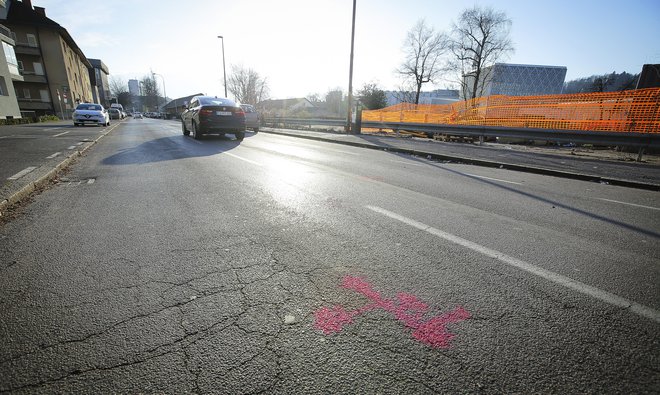 Obnova Parmove med Smoletovo in Livarsko naj bi trajala slaba dva meseca. FOTO: Jože Suhadolnik/Delo