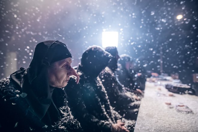 V predstavi nizajo zgodbe o družini, nasilju, spominu, sanjah, smrti, radostih&nbsp;... Foto Jaka Varmuž