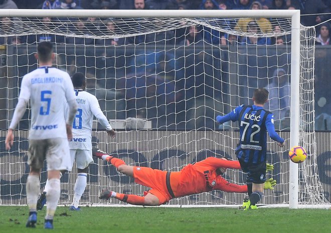 Josip Iličić in Samir Handanović bosta nocoj neposredna tekmeca. FOTO: Reuters