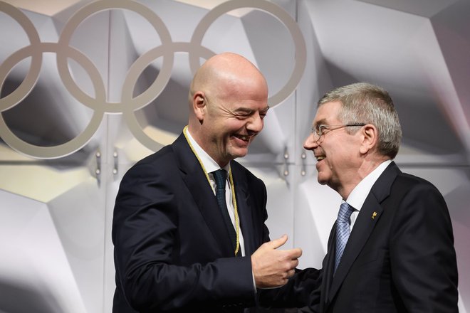 Predsednik MOK Thomas Bach (desno) je čestital predsedniku Fife Gianniju Infantinu za nov korak v karieri. FOTO: AFP