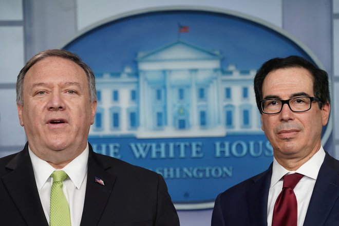 Državni sekretar ZDA Mike Pompeo in finančni minister Steven Mnuchin napovedujeta, da bodo nove sankcije Iran prikrajšale za več milijard dolarjev prihodka. FOTO: Kevin Lamarque/Reuters