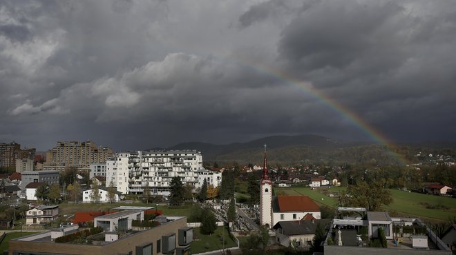 V koalicijski pogodbi piše, da bo država v dveh mandatih zagotovila deset tisoč javnih najemnih stanovanj za vse generacije po vzoru Dunaja, toda z ukrepi, ki jih zdaj predlagajo, to ni mogoče. Foto: Blaž Samec