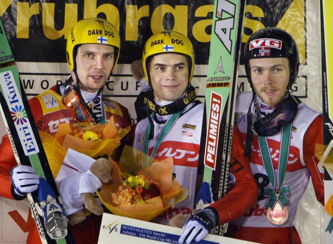 Janne Ahonen (levo) in Bjørn Einar Romøren (desno, na sredini je&nbsp;Matti Hautamäki) sta bila velika tekmeca in ostala dobra prjatelja. FOTO: Reuters