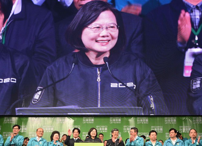 Tsai Ing-wen so zmago zaradi protikitajskega razpoloženja v tajvanski javnosti napovedovale že volilne ankete. FOTO: Sam Yeh/AFP