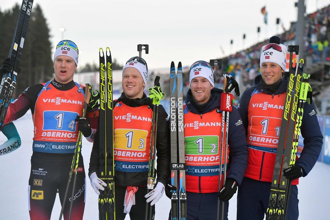 Zmagovalna norveška štafeta je drugouvrščene Francoze premagala za 4,4 sekunde. FOTO: Tobias Schwarz/AFP