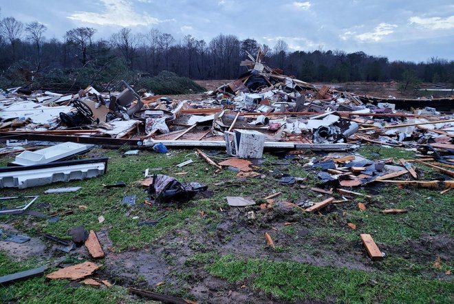 Pristojne službe so za danes izdale opozorila pred poplavami in tornadi v več zveznih državah, potem ko so v petek in soboto neurja prizadela številne kraje. FOTO: Afp