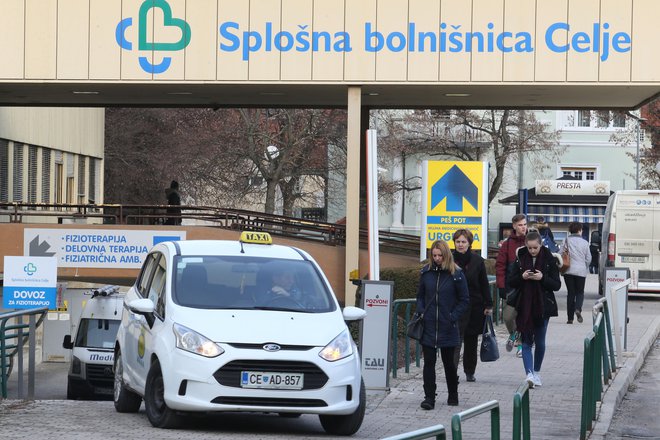 Splošna bolnišnica Celje je že leto dni nelikvidna, po odločbi urada za nadzor proračuna mora v proračun vrniti dobrih 900.000 evrov. FOTO: Tomi Lombar/Delo