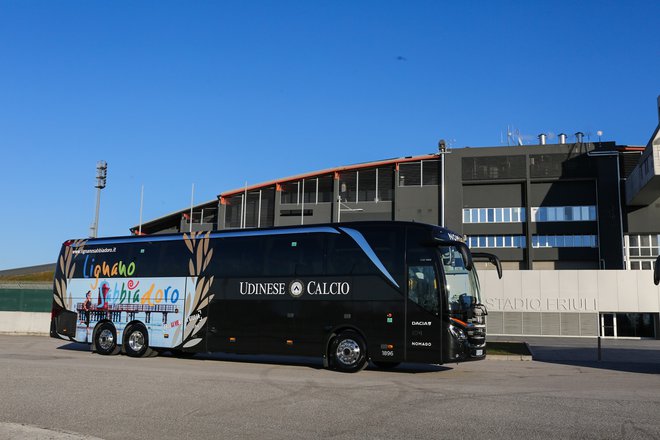 Prva ekipa Udineseja se bo na gostovanja po Italiji vozila s tehnološko dovršenim avtobusom Setra.<br />
Foto Nomago