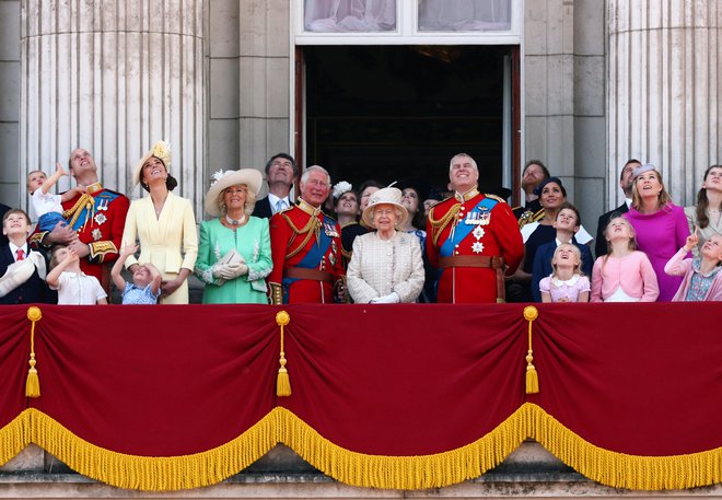 Kraljica Elizabeta II. razume vnuka in njegovo ženo, a bi raje videla, da bi ostala kraljeva člana s polnim delovnim časom. FOTO: Reuters