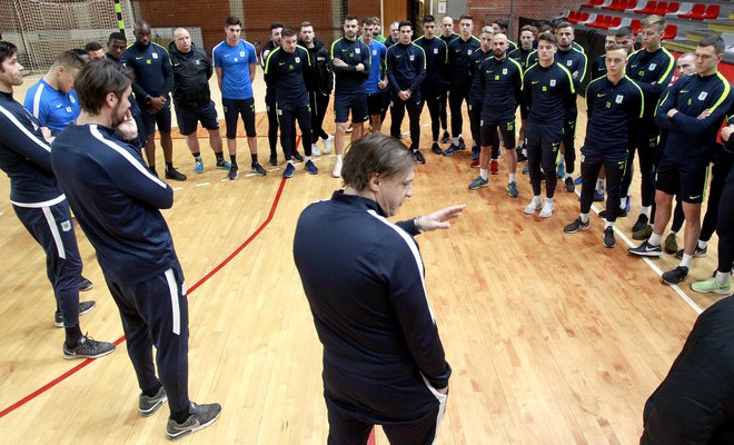 Trener Olimpije Safet Hadžić je na Kodeljevem zbral igralce in jim predstavil načrt priprav, ki bodo imele vrhunec v Turčiji. FOTO: Roman Šipić/Delo