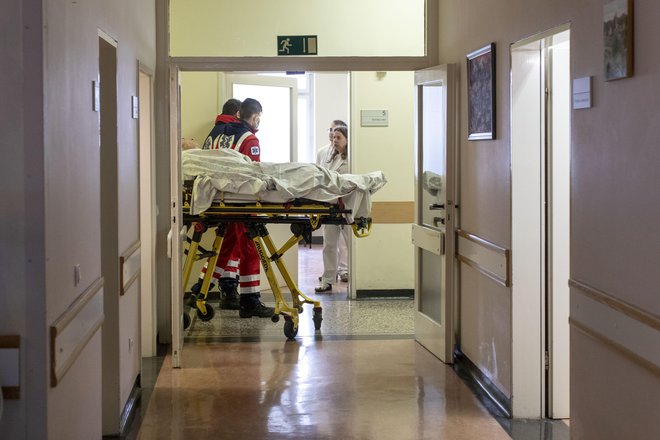 Negovalna bolnišnica je začela sprejemati bolnike z gripo in drugimi respiratornimi obolenji. FOTO: Voranc Vogel/Delo