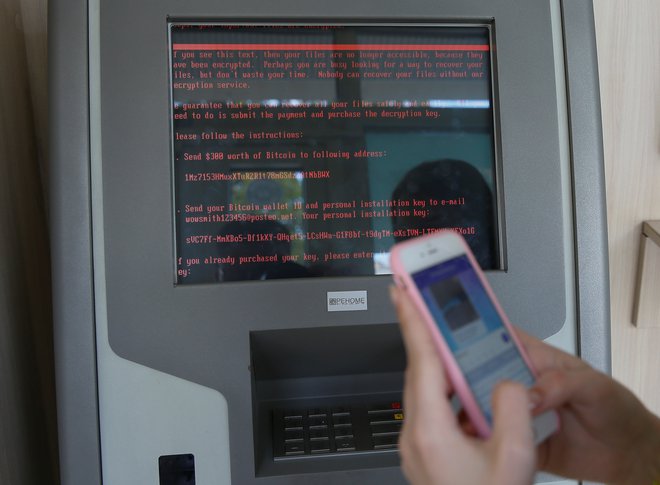 Sporočilo, izpisano na bankomatu, v katerem napadalci od banke zahtevajo denar. Foto Reuters