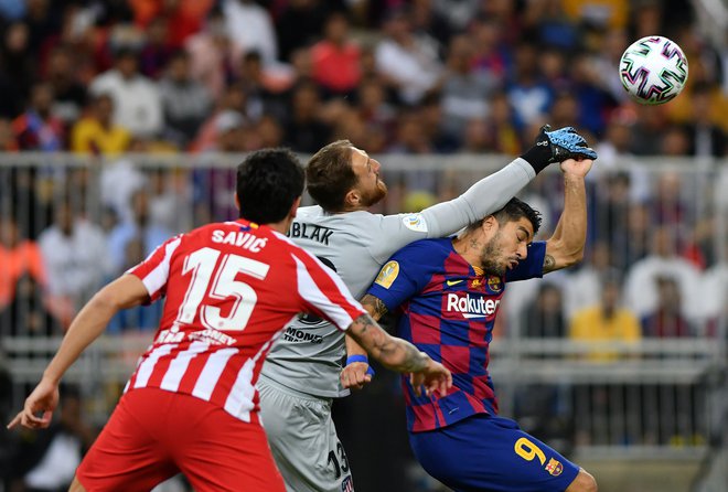 Takole je vratar Jan Oblak uspešno posredoval v akciji Luisa Suareza in doprinesel k porazu Barcelone in slovesu Valverdeja. FOTO: Reuters