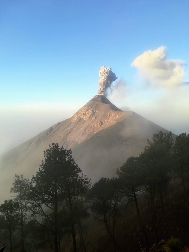 Vulkan Fuego v Gvatemali bruha vsak dan, po katastrofi leta 2018, ki je terjala žrtve, nekaj sto ljudi še vedno pogrešajo. FOTO: osebni arhiv