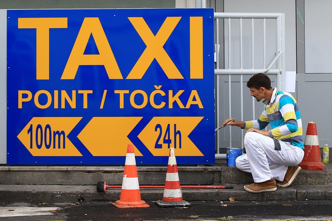 V Ljubljani so nekatera vozila stara, dotrajana, z razbitimi blatniki, zanemarjena, smrdijo po tobaku, na zadnjih sedežih ni dovolj prostora zame, čeprav merim le 170 centimetrov. Foto Tomi Lombar