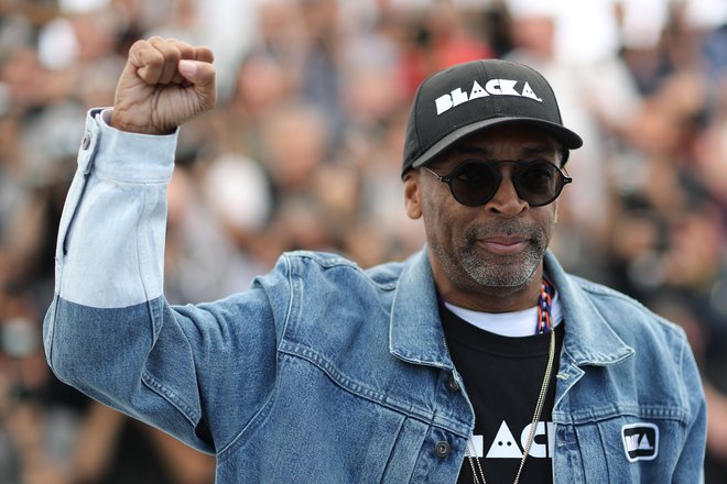 Tako je Spike Lee pozdravil množice v Cannesu pred dvema letoma, ko je tam predstavljal svoj film&nbsp;<em>Črni KKKlanovec.</em> FOTO: Valery Hache/AFP