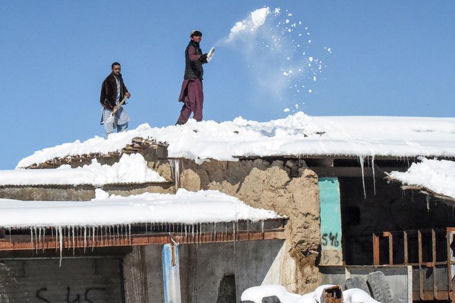 Čez mejo v Afganistanu sta sneg in dež uničila ali poškodovala najmanj 300 hiš. FOTO: AFP