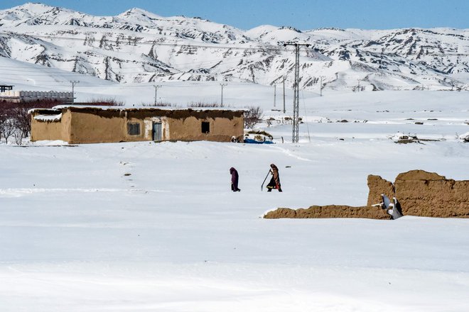 Pristojni so zaradi nevarnosti plazov zaprli šole, v goratih predelih so zaprte številne ceste. FOTO: AFP
