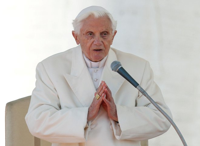 Benedikt je vedel, da konservativni kardinal Robert Sarah piše knjigo o duhovniškem celibatu. FOTO: Reuters