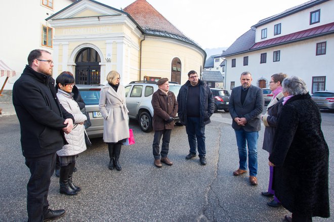 Zoran Poznič s predstavniki idrijske in cerkljanske občine ter lokalnih inštitucij. FOTO: Bojan Tavčar