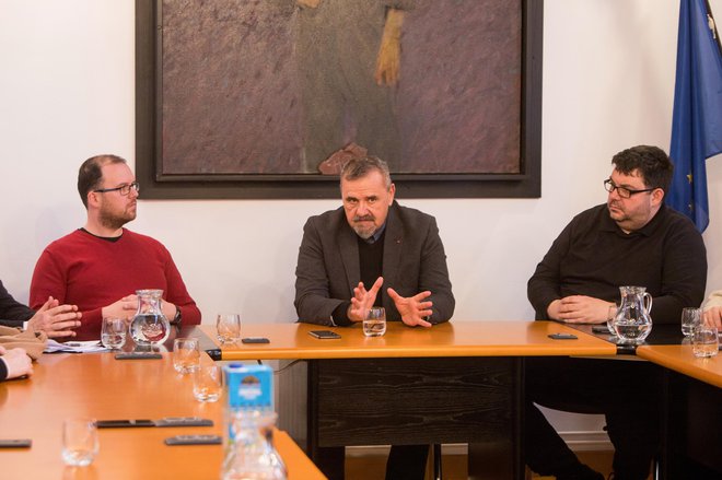 Minister za kulturo Zoran Poznič z idrijskim županom Tomažem Vencljem in cerkljanskim županom Gašperjem Uršičem. FOTO: Bojan Tavčar