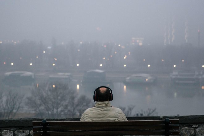 Beograd je namreč te dni med desetimi najbolj onesnaženimi mesti na svetu. Nedavno tega je bil prvi. Zdaj je na prvem mestu Sarajevo. FOTO: Vladimir Zivojinovic/AFP