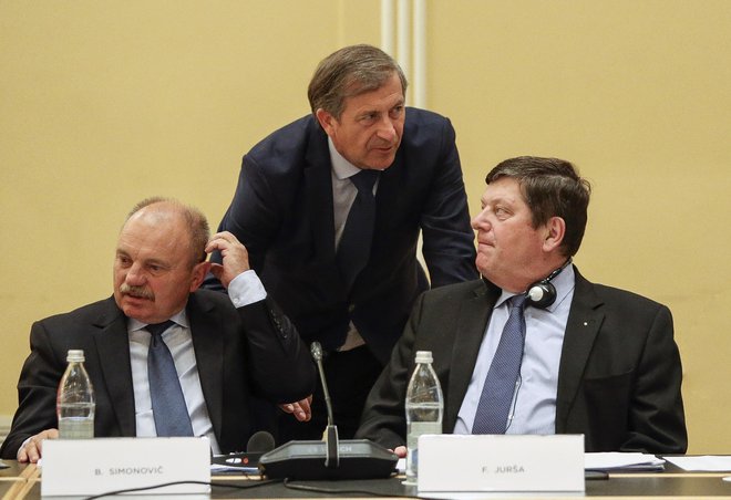 Trije od petih poslancev v tekmi za predsednika podpirajo Erjavca (v sredini), ki sta ga izzvala Aleksandra Pivec in Borut Stražišar.<br />
FOTO: Jože Suhadolnik/Delo