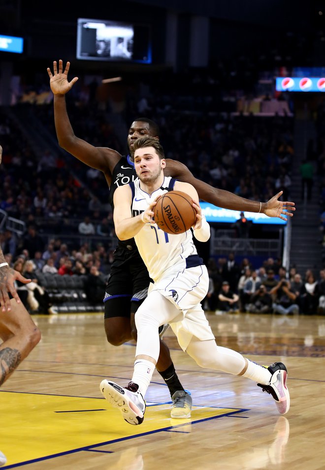 Luka Dončić se je s soigralci veselil nove zmage. FOTO: AFP