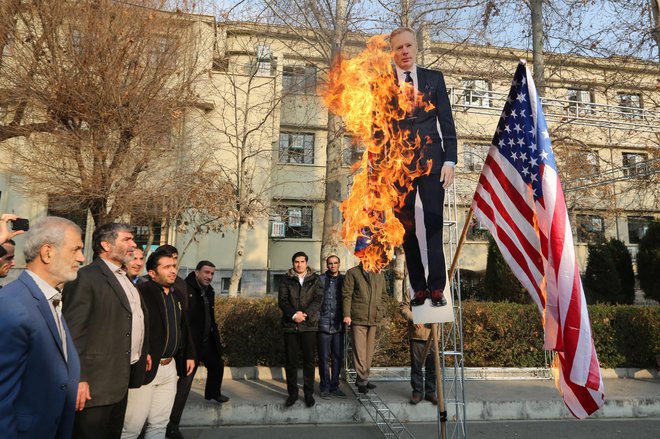 Sežig podobe britanskega veleposlanika Roba Macaira in britanske zastave v Teheranu. FOTO: Atta Kenare/AFP