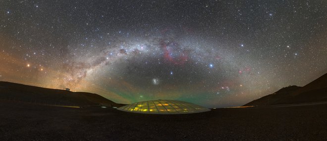 Pogled na našo galaksijo, ki se pne nad stekleno streho hotela. Foto P. Horálek/ESO