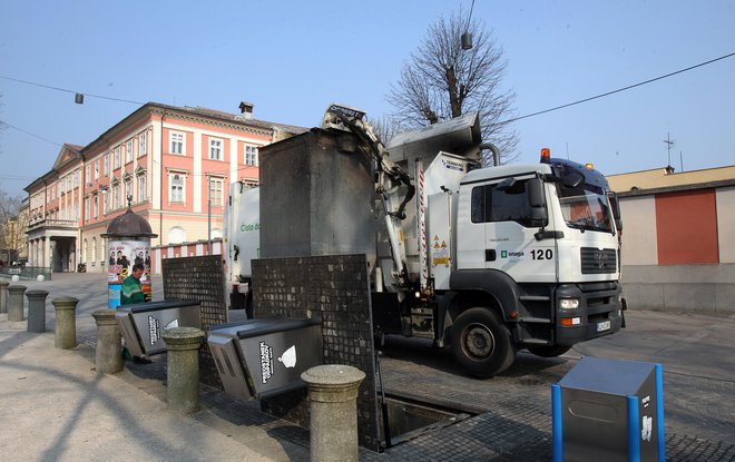 Po zgledu na podzemne zbiralnice odpadkov naj bi v večjih stanovanjskih naseljih kmalu dobili še nadzemne. FOTO: Blaž Samec/Delo