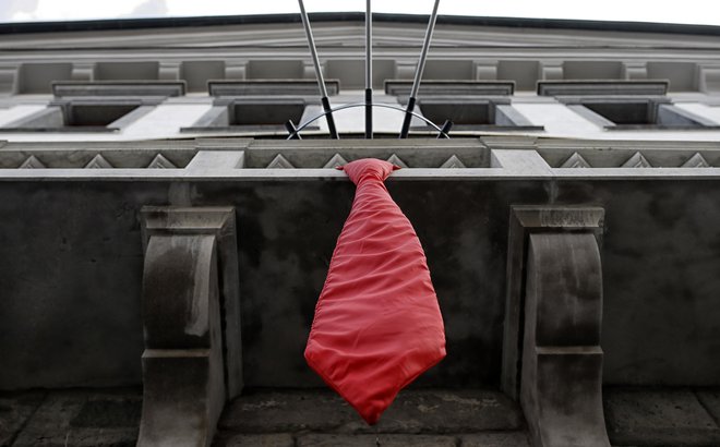 Do prihodnje srede si je v mestni hiši možno ogledati tudi razstavo z naslovom Zgodba o kravati. FOTO: Blaž Samec/Delo
