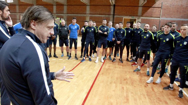 Zeleno-beli so se s parketa na Kodeljevem včeraj preselili na travnik v Brežicah. FOTO: Roman Šipić/Delo