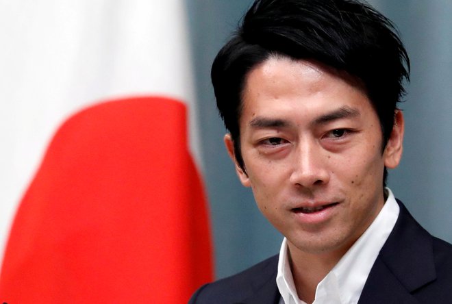 Koizumi bo resda na porodniškem dopustu le dva tedna, a je že to precedens, saj tega pred njim ni storil še noben japonski minister. FOTO: Reuters