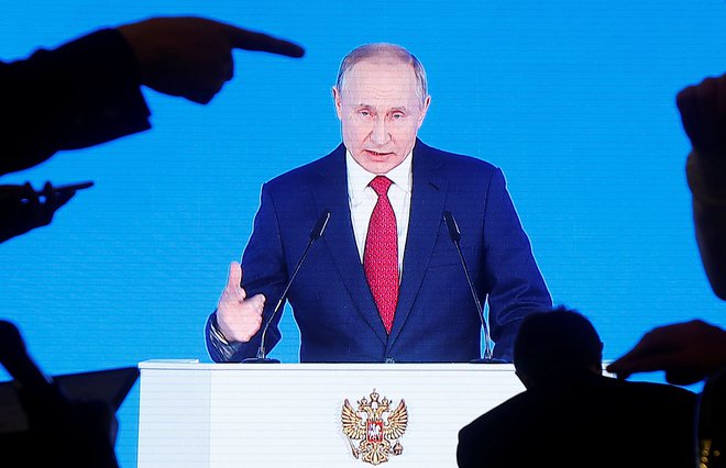 Po tem, ko je ruski voditelj Vladimir Putin napovedal ustavne spremembe, je odstopila vlada Dmitrija Medvedjeva. FOTO: Maxim Shemetov/Reuters