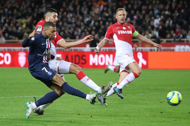 Kylian Mbappe je takole zabil enega od dveh golov Monacu. FOTO: AFP