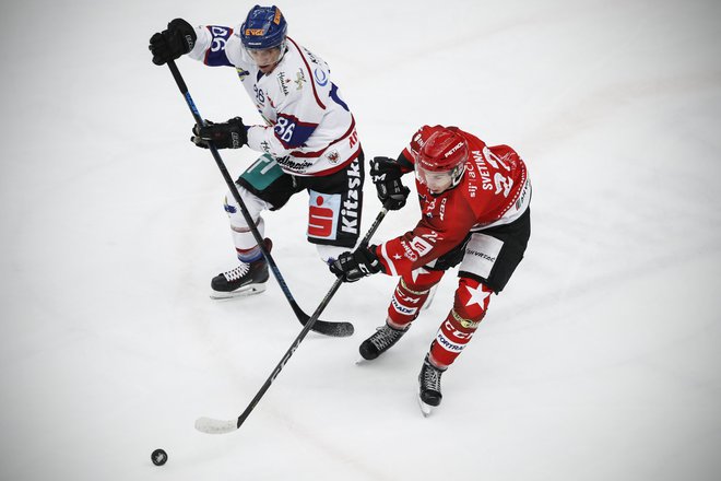 Erik Svetina (desno) je zabil gol odločitve za zmago Jesenic v Asiagu. FOTO: Uroš Hočevar/Delo