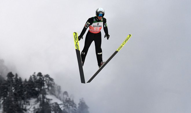Petru Prevcu je šlo na veliki skakalnici Hochfirst včeraj zelo dobro od nog. FOTO: AFP