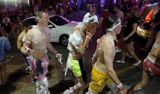 Zakon, ki so ga sprejeli na Balearih, je prvi v Evropi, ki omejuje prodajo in promocijo alkoholnih pijač na določenih turističnih območjih. FOTO: Reuters