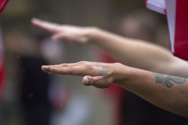 Polemika se je v prejšnjih dneh dodatno razvnela spričo odločitve goriškega sodišča, da petje himne fašistične enote X Mas ni kaznivo dejanje, fašistični oziroma tako imenovani rimski pozdrav z iztegnjeno roko pa da je le folklorna gesta. FOTO: Reuters