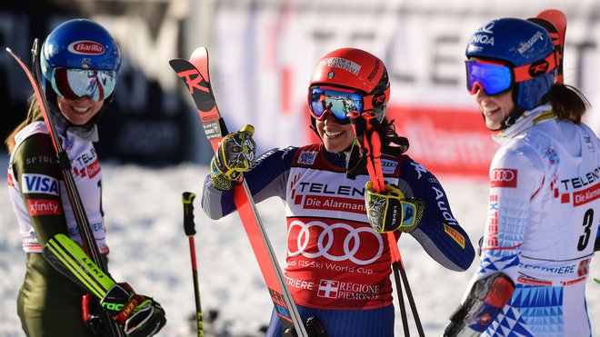 Prvouvrščena Federica Brignone, drugouvrščena Petra Vlhova ter tretjeuvrščena Mikaela Shiffrin. FOTO: Miguel Medina/Afp