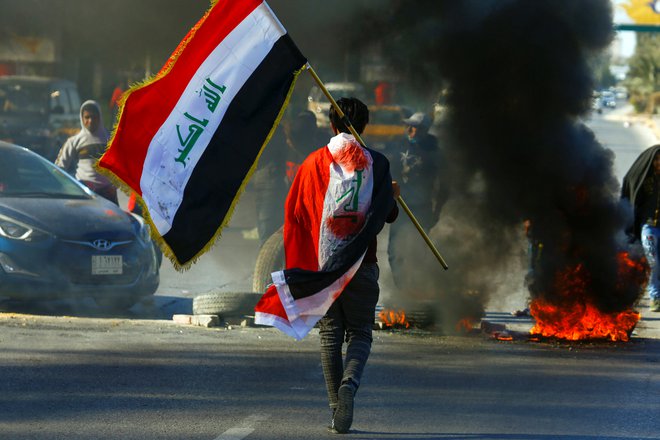 V zadnjih treh mesecih lanskega leta so Iračani, naveličani uničujočega tujega vmešavanja in nekompetentnih, koruptivnih, nepotističnih oblasti, zahtevali, naj jim prisluhnejo. FOTO: Reuters