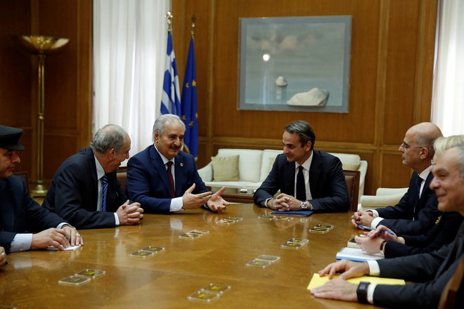 Ta teden se je z generalom Haftarjem srečal grški premier Kyriakos Mitsotakis. FOTO: Costas Baltas/Reuters