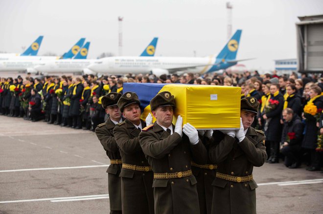 Ukrajinske žrtve tragičnega dogodka so danes prepeljali v domovino.&nbsp;FOTO: Afp