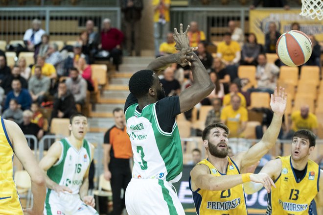 Marvin Jones je v Kopru dosegel 13 točk, zmage pa sta se veselila Alen Hodžić in Aleksandar Lazić (desno). FOTO ABA