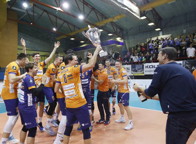 Oranžni zmaji so slavili dvanajsti slovenski pokal. FOTO: Leon Vidic/Delo