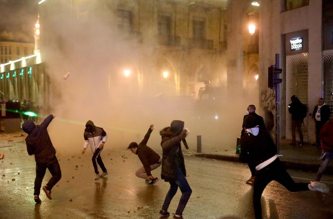 Na ulice Bejruta so se minuli konec tedna spremenila v bojišča. FOTO: Patrick Baz/AFP